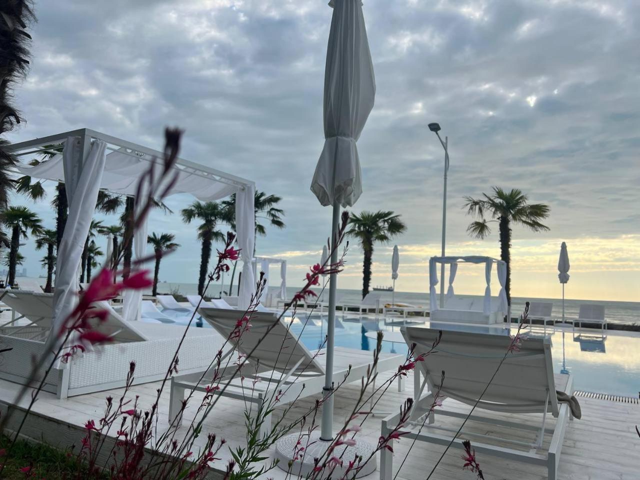 Luxury Oasis Apartment Chakvi Bagian luar foto